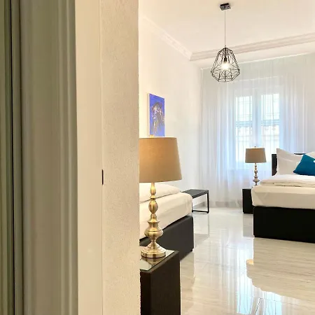 Penthouse Center *