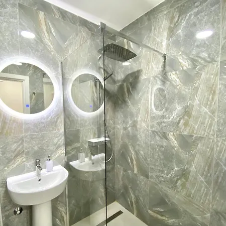 Penthouse Center *
